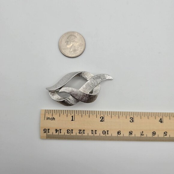 Monet Brooch Brushed Silver Tone Swirl Loop Ribbon Band Signed Pin Elegant Style - Picture 6 of 9